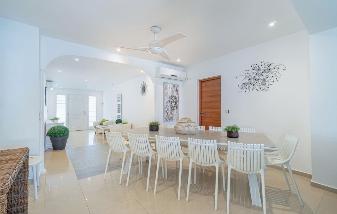 Chalet zum Verkauf mit direktem Strandzugang in Empuriabrava — Wohnzimmer