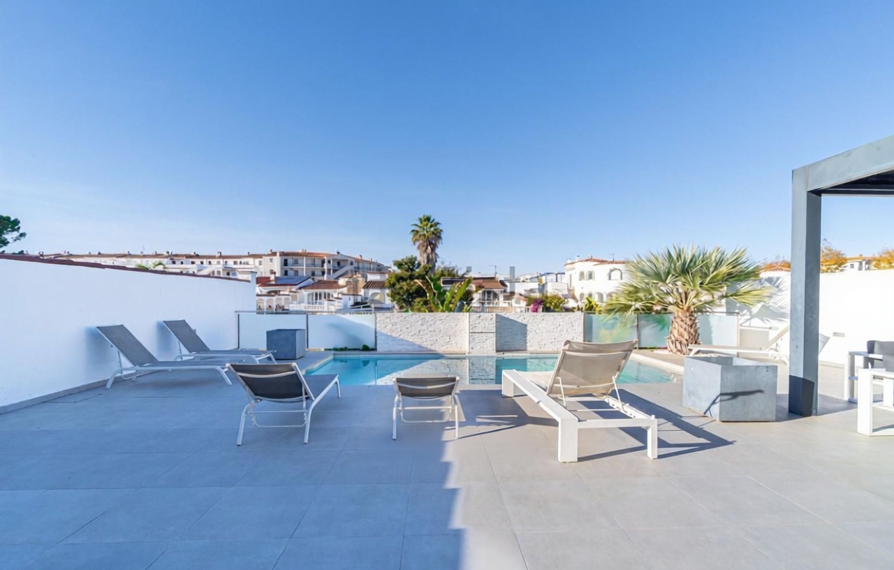 Chalet zum Verkauf mit direktem Strandzugang in Empuriabrava — Bad