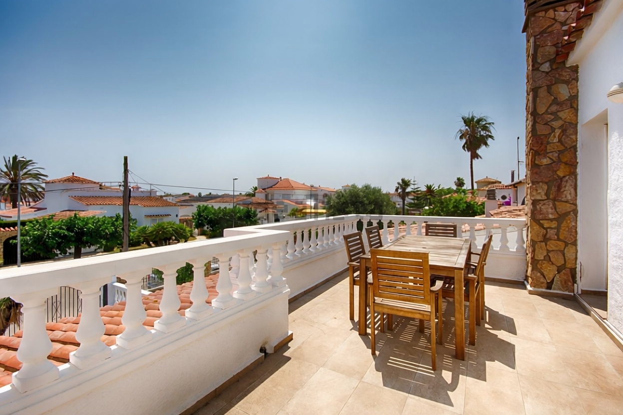 Chalet zum Verkauf mit direktem Strandzugang in Empuriabrava — Meerterrasse