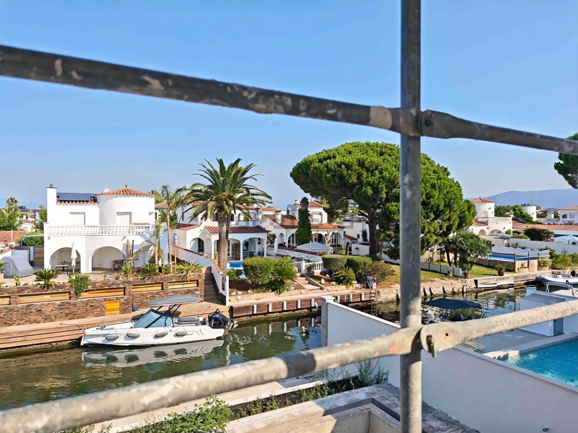 Chalet zum Verkauf mit direktem Strandzugang in Empuriabrava — Meerterrasse