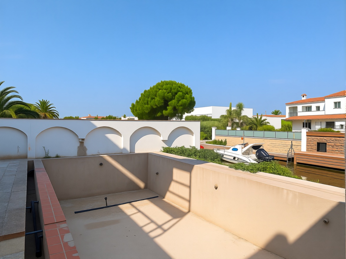 Chalet zum Verkauf mit direktem Strandzugang in Empuriabrava — Pool