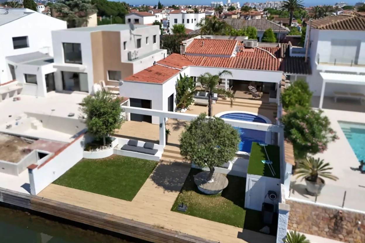 Chalet zum Verkauf mit direktem Strandzugang in Empuriabrava