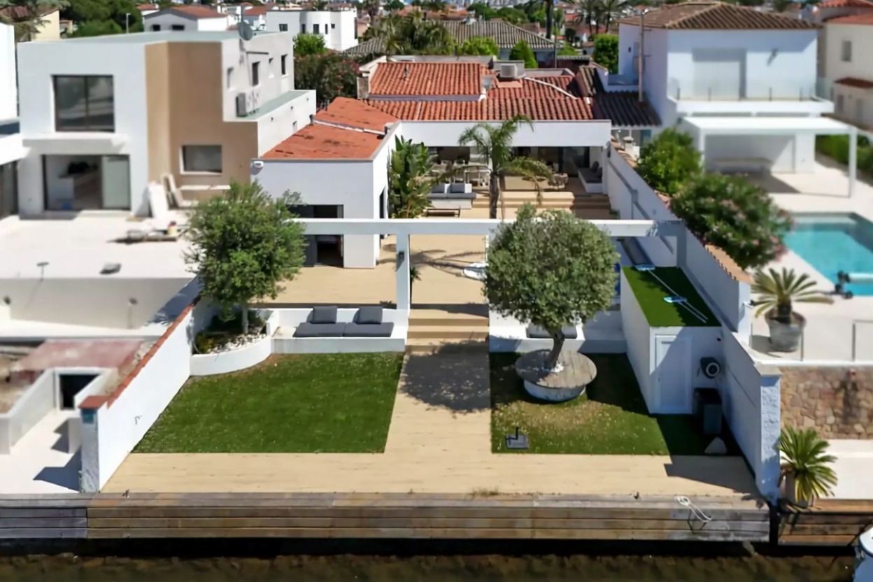 Chalet zum Verkauf mit direktem Strandzugang in Empuriabrava — Luftbild