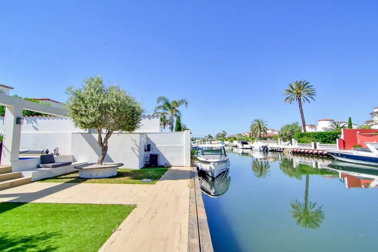 Chalet zum Verkauf mit direktem Strandzugang in Empuriabrava — Bad