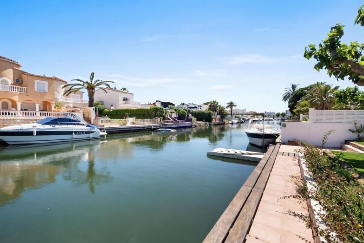Chalet zum Verkauf mit direktem Strandzugang in Empuriabrava