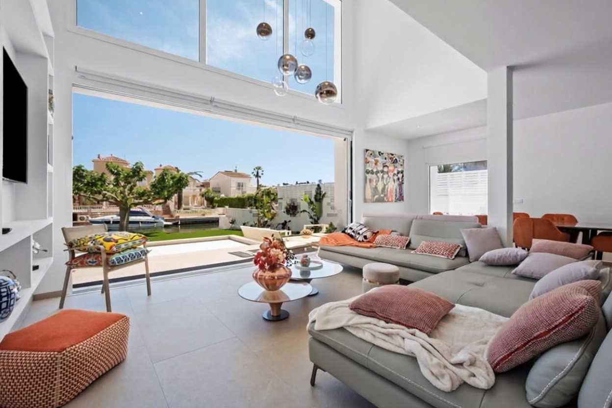 Chalet zum Verkauf mit direktem Strandzugang in Empuriabrava — Wohnzimmer