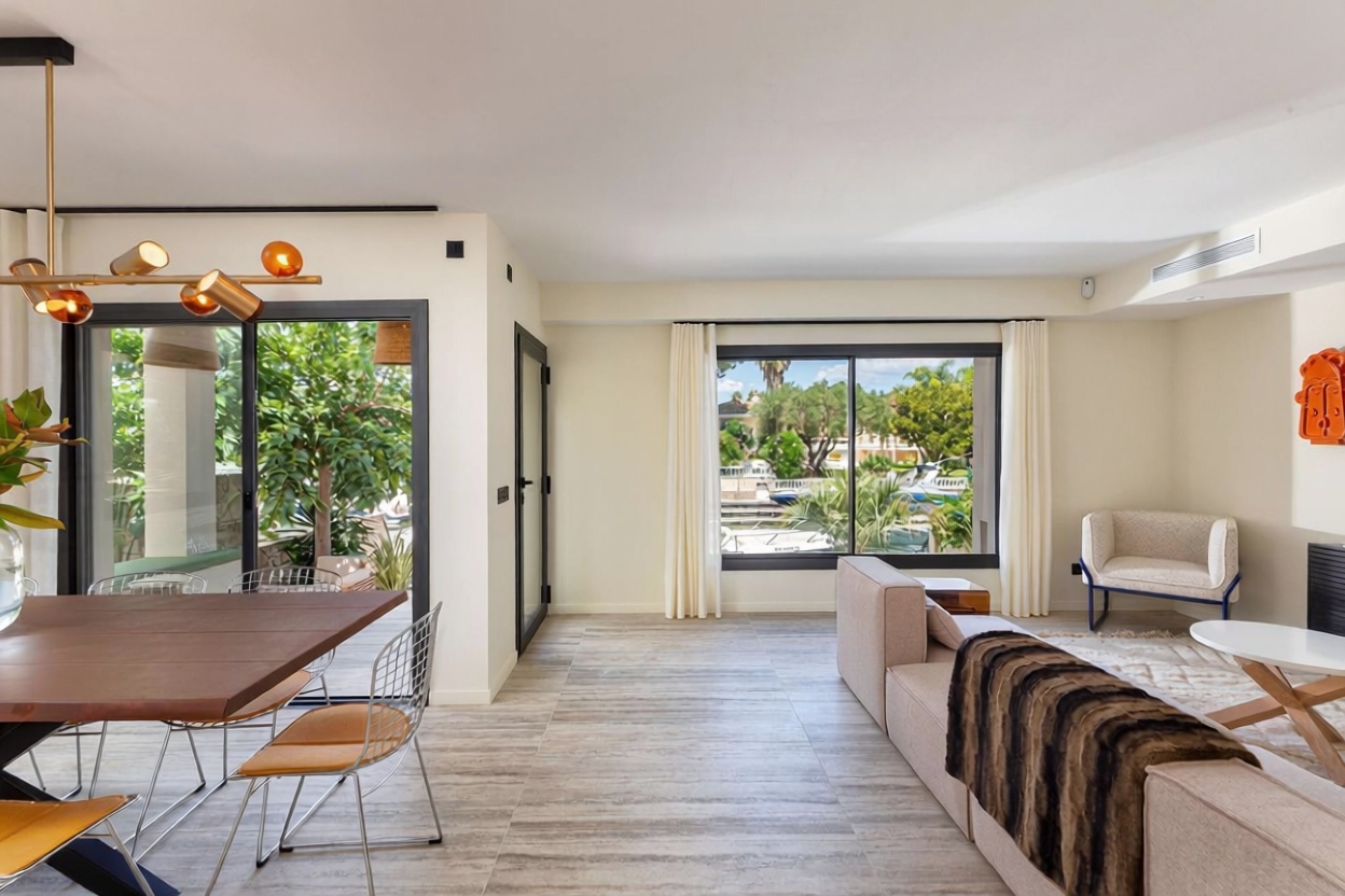 Chalet zum Verkauf mit direktem Strandzugang in Empuriabrava — Wohnzimmer