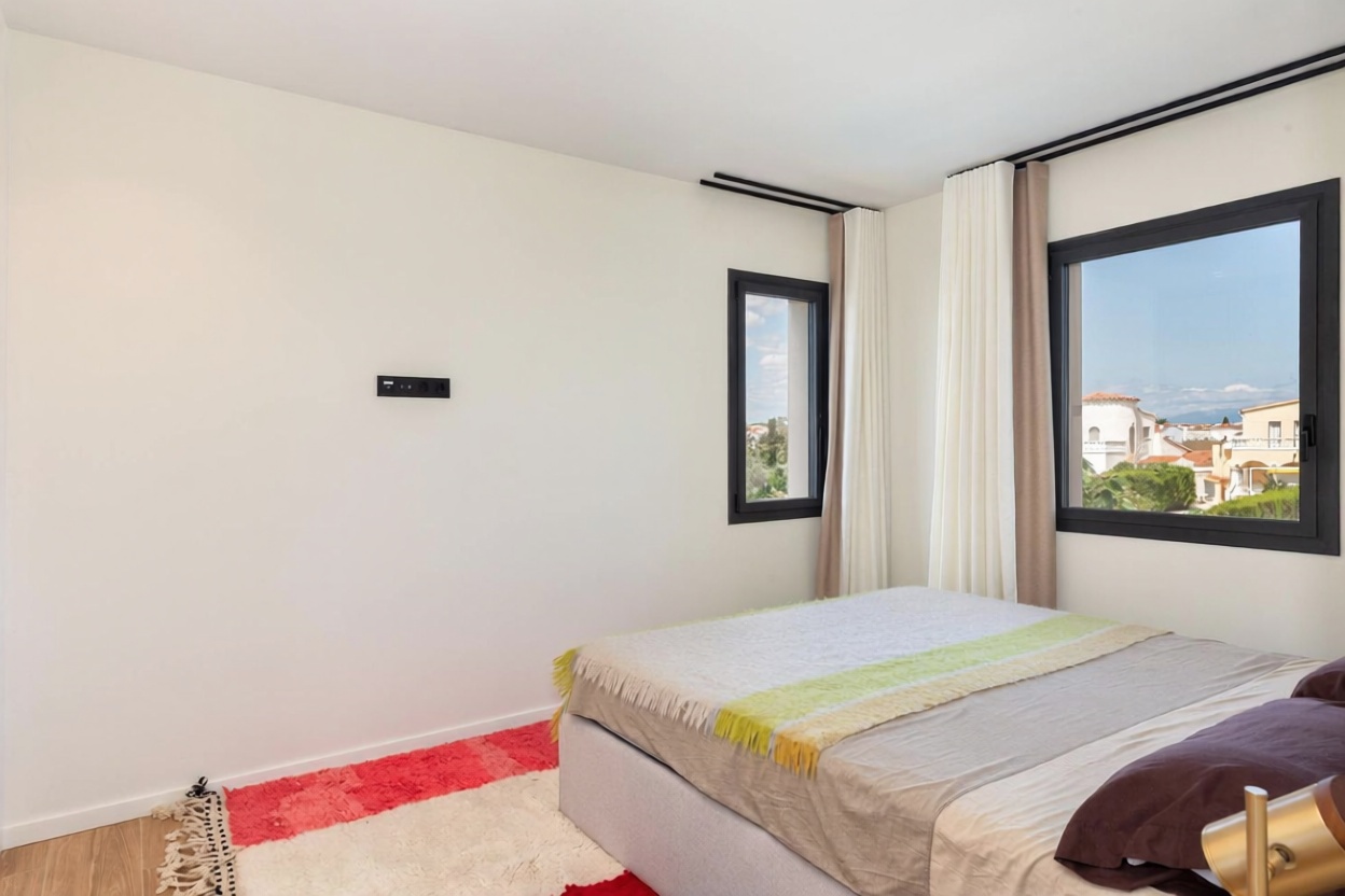 Chalet zum Verkauf mit direktem Strandzugang in Empuriabrava — Schlafzimmer
