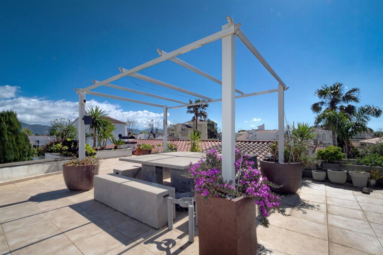 Chalet à vendre avec accès direct à la plage à Empuriabrava — Terrasse