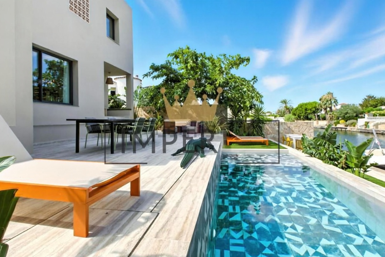 Chalet zum Verkauf mit direktem Strandzugang in Empuriabrava — Meerblick