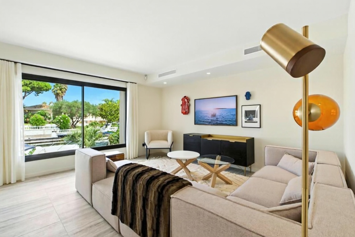 Chalet zum Verkauf mit direktem Strandzugang in Empuriabrava — Wohnzimmer