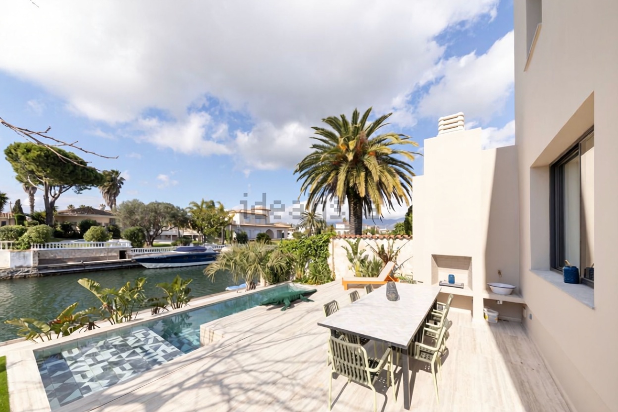 Chalet zum Verkauf mit direktem Strandzugang in Empuriabrava