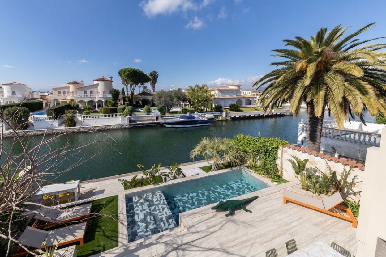 Chalet zum Verkauf mit direktem Strandzugang in Empuriabrava — Meerblick