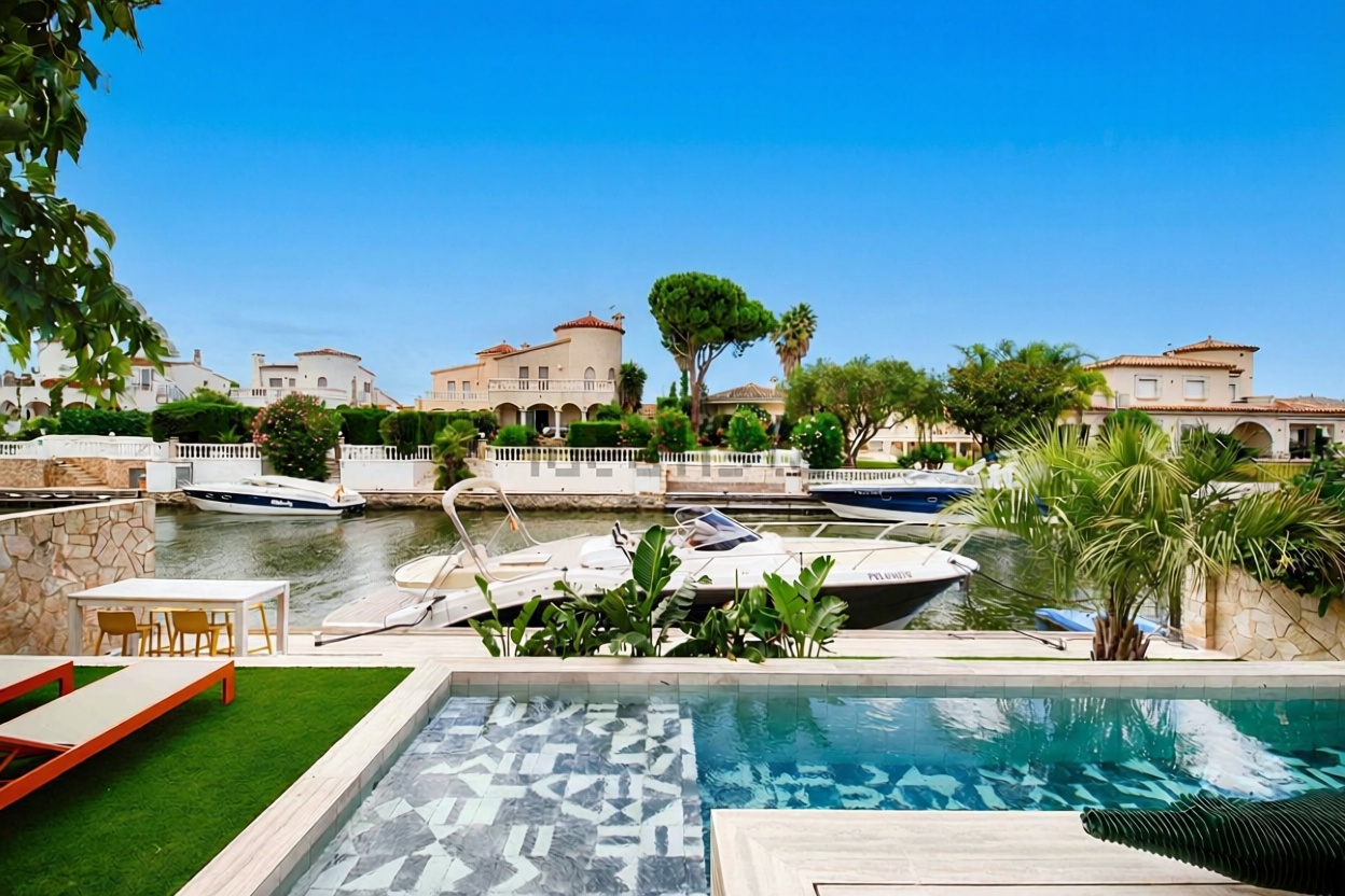 Chalet zum Verkauf mit direktem Strandzugang in Empuriabrava