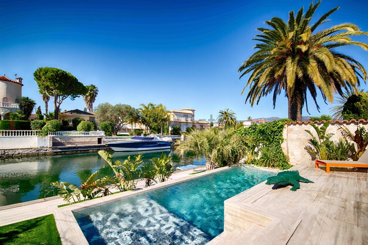 Chalet à vendre avec accès direct à la plage à Empuriabrava — Vue mer