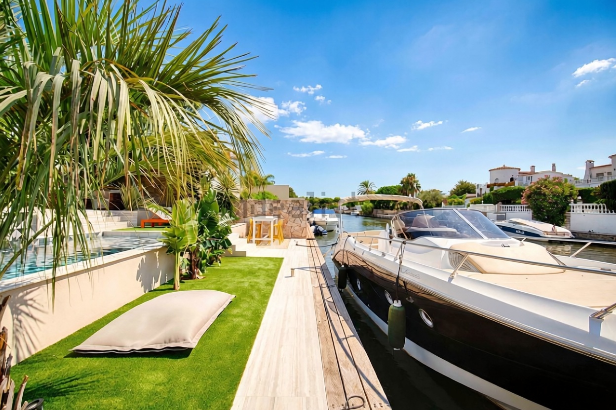 Chalet à vendre avec accès direct à la plage à Empuriabrava — Vue mer