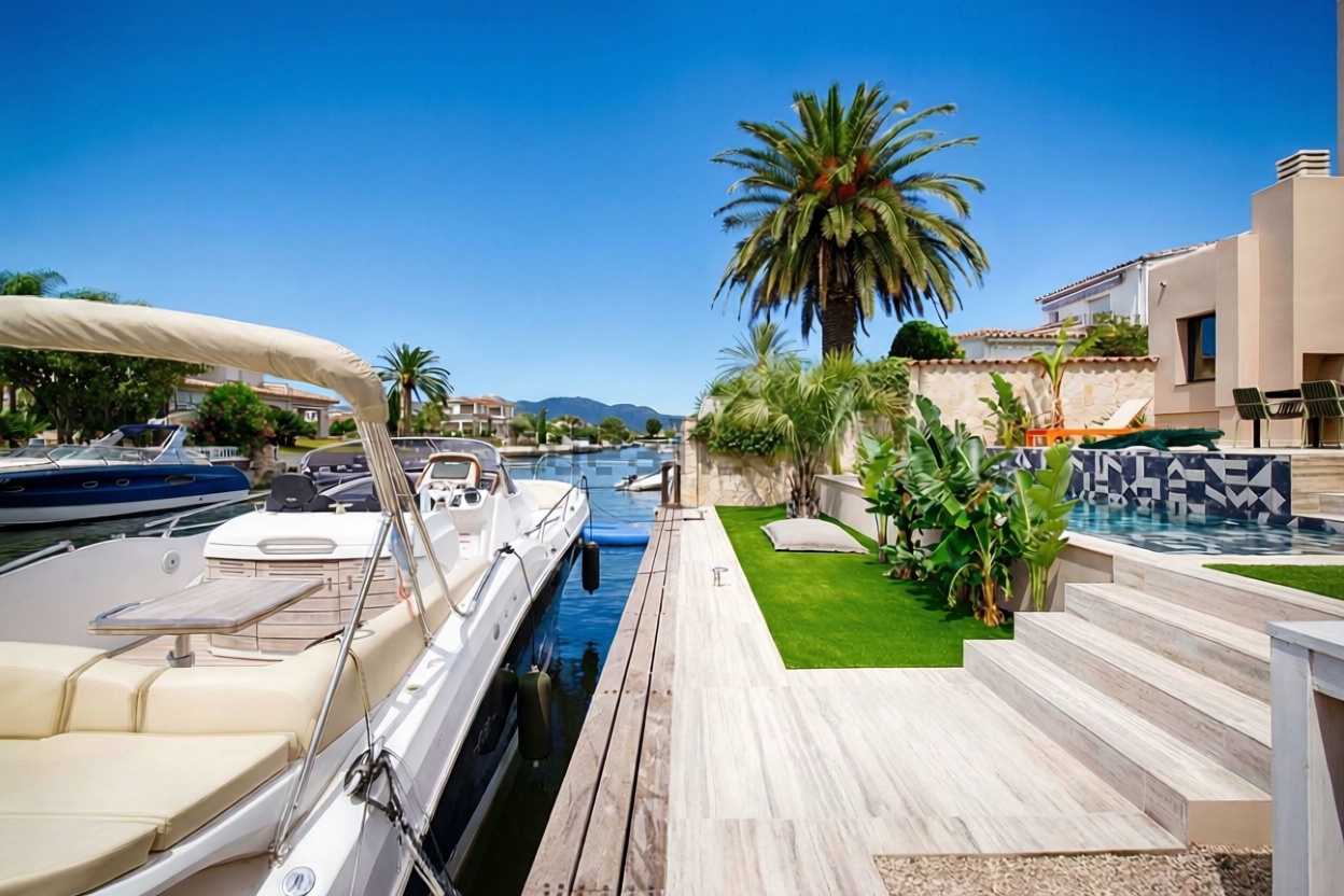 Chalet à vendre avec accès direct à la plage à Empuriabrava — Vue mer
