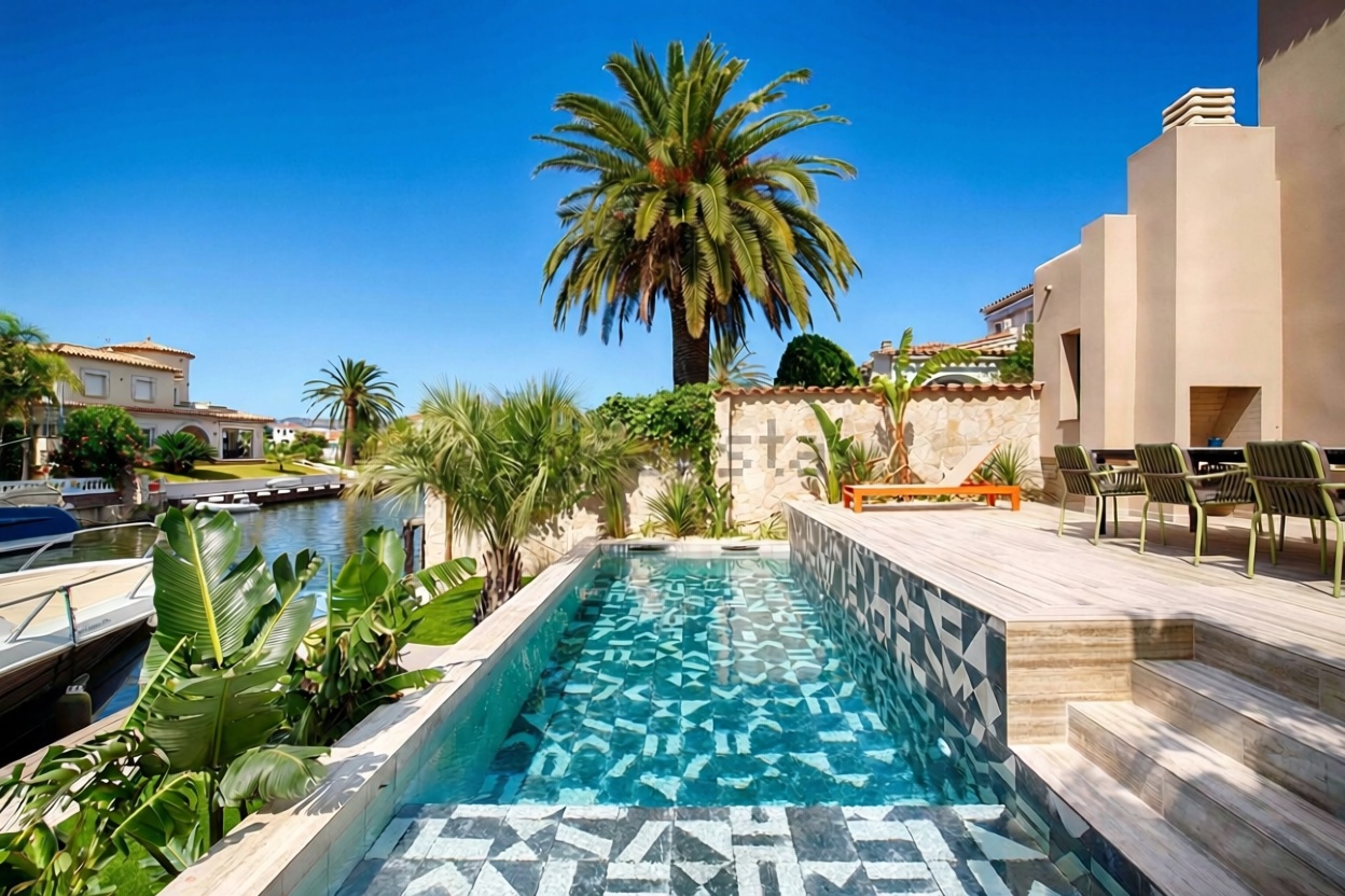Chalet à vendre avec accès direct à la plage à Empuriabrava — Vue mer