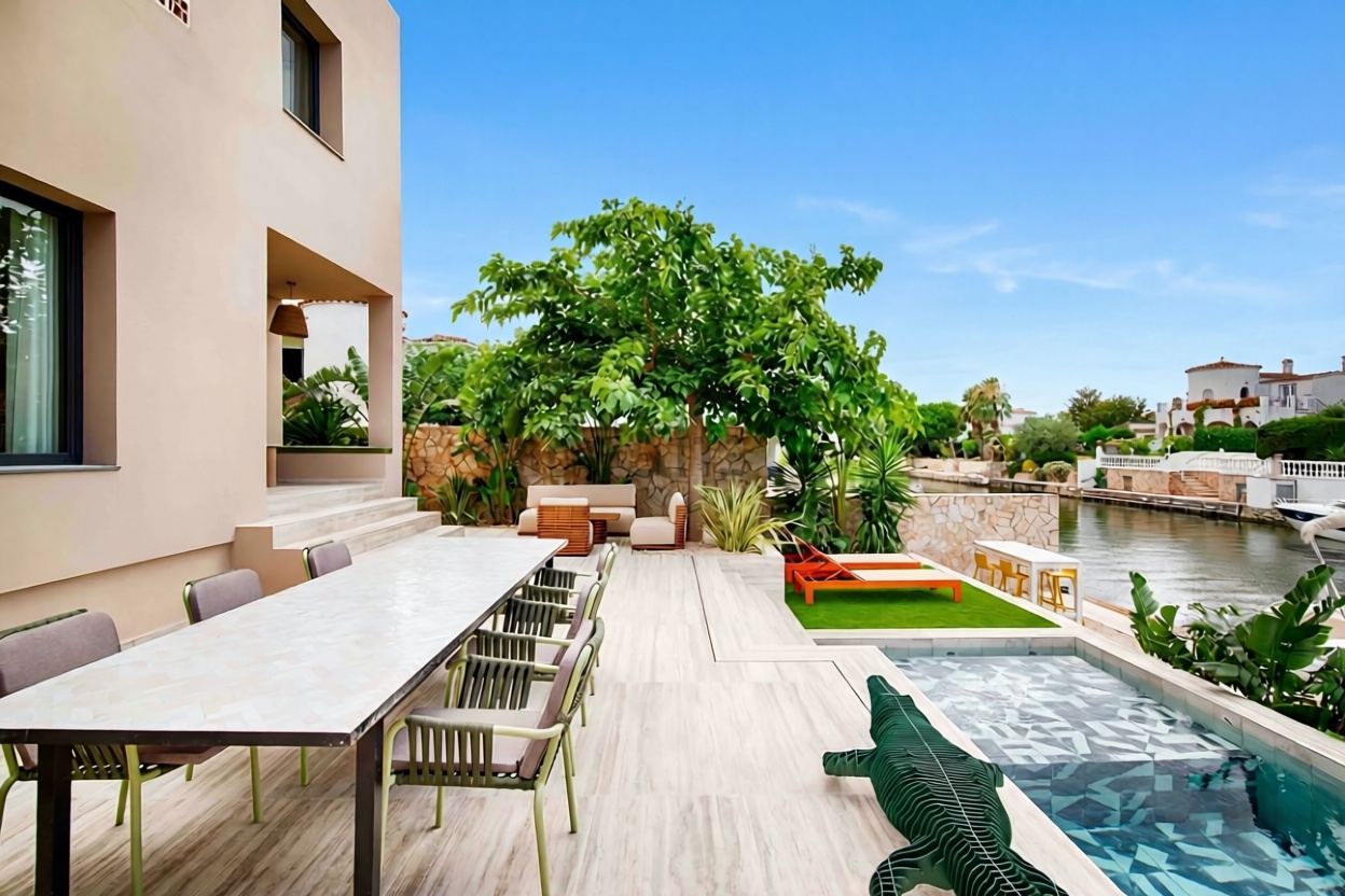 Chalet à vendre avec accès direct à la plage à Empuriabrava — Vue mer