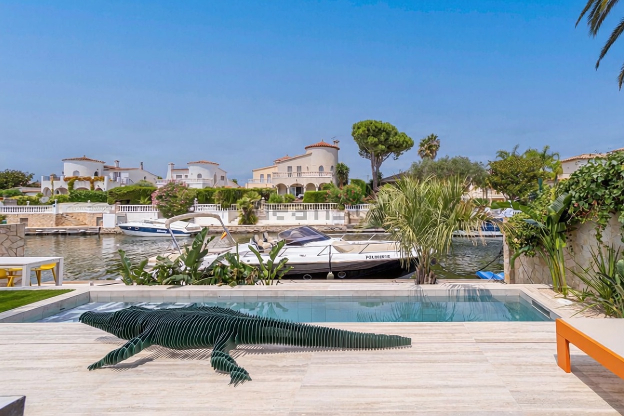 Chalet à vendre avec accès direct à la plage à Empuriabrava — Piscine