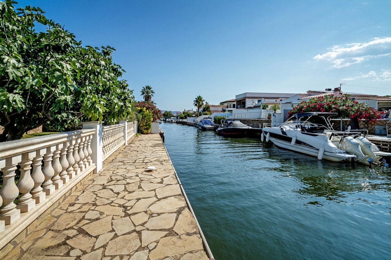 Chalé à venda com acesso direto à praia em Empuriabrava — Vista mar