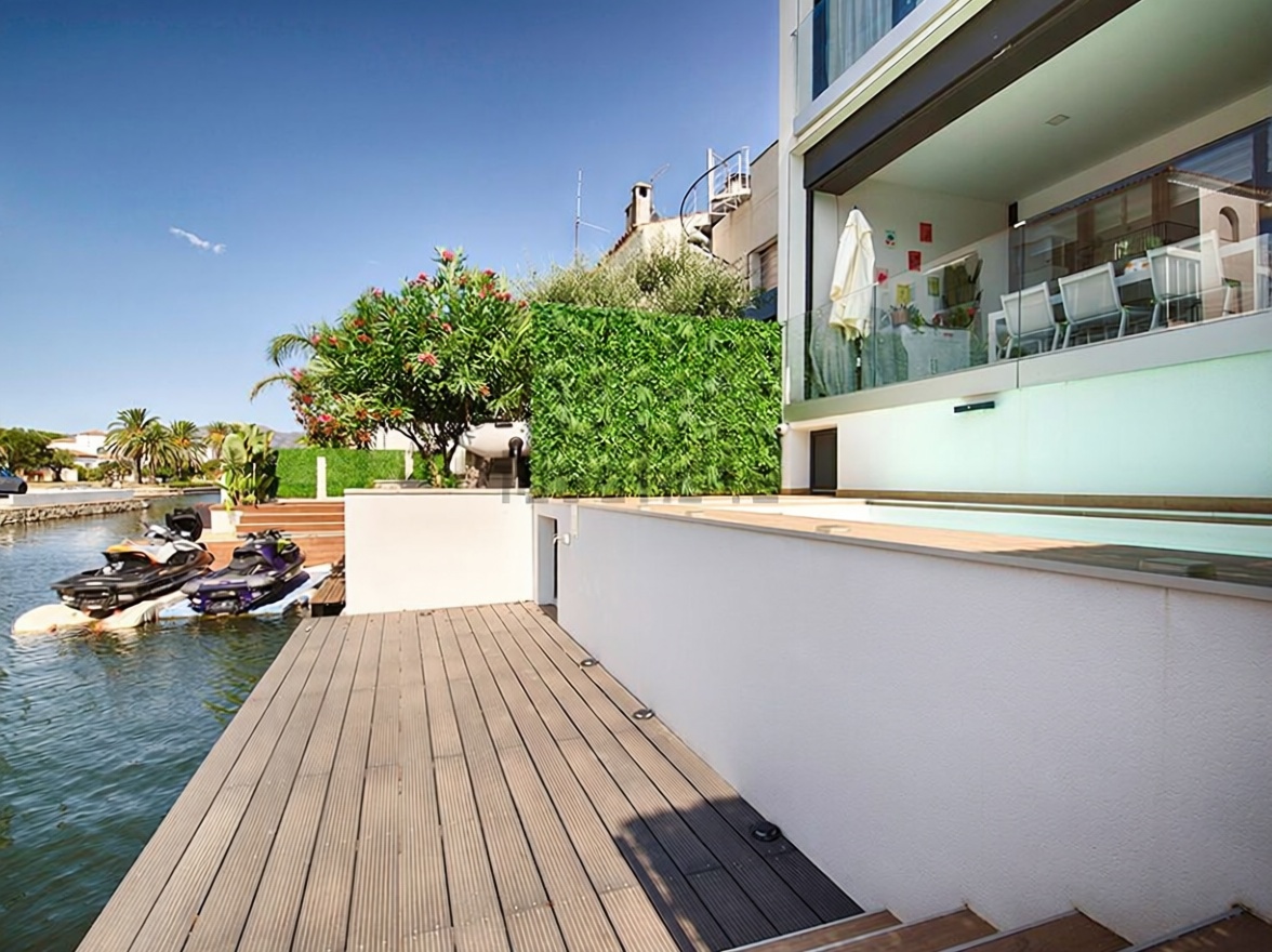 Chalet à vendre avec accès direct à la plage à Empuriabrava — Vue mer
