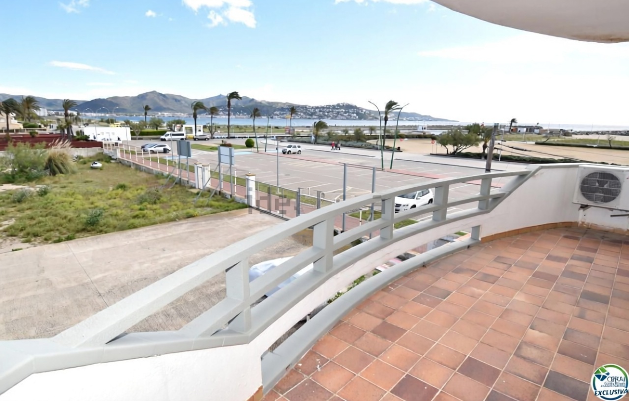 Chalé à venda com acesso direto à praia em Empuriabrava — Terraço mar