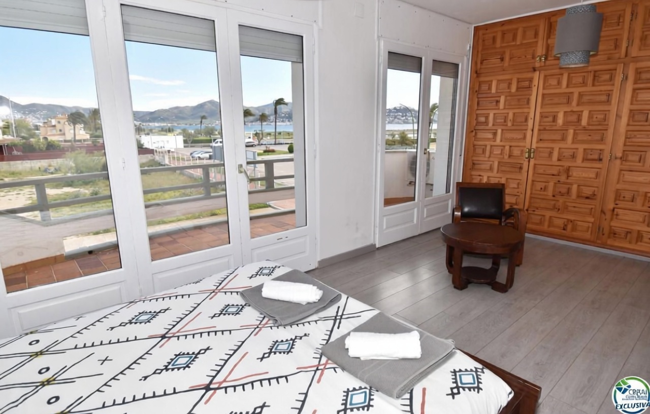 Chalé à venda com acesso direto à praia em Empuriabrava — Quarto