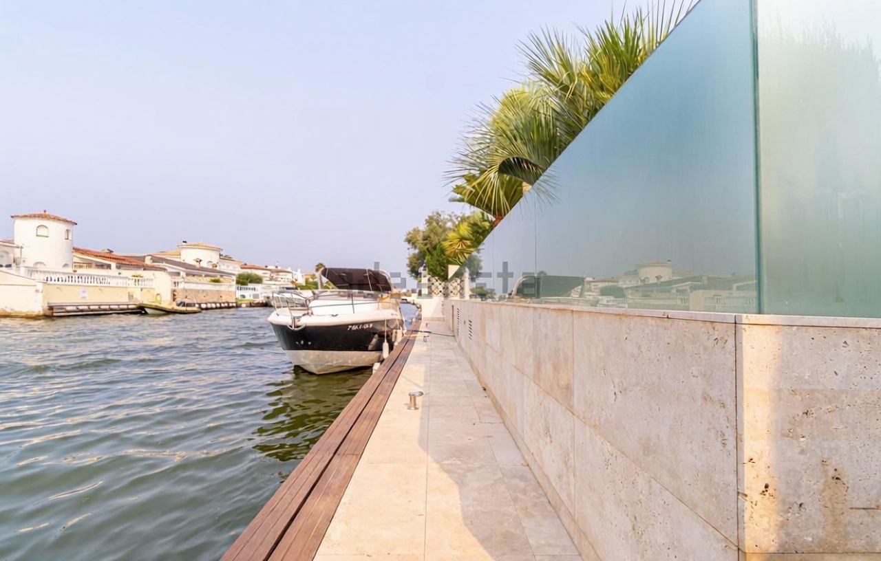 Chalé à venda com acesso direto à praia em Empuriabrava — Vista mar