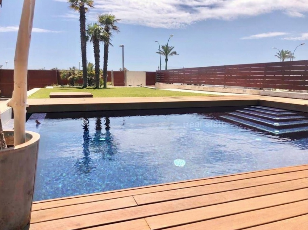 Chalé à venda com acesso direto à praia em Empuriabrava — Piscina