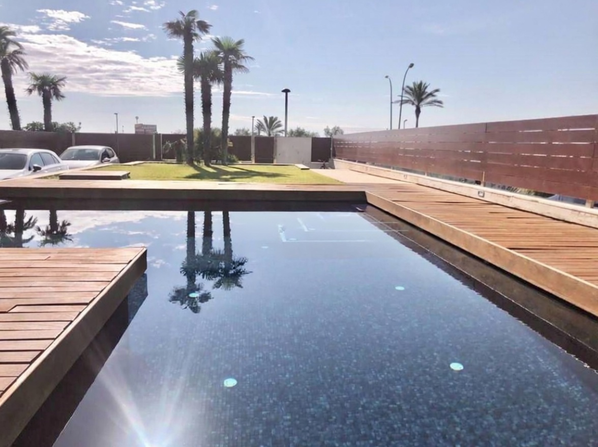 Chalé à venda com acesso direto à praia em Empuriabrava — Piscina