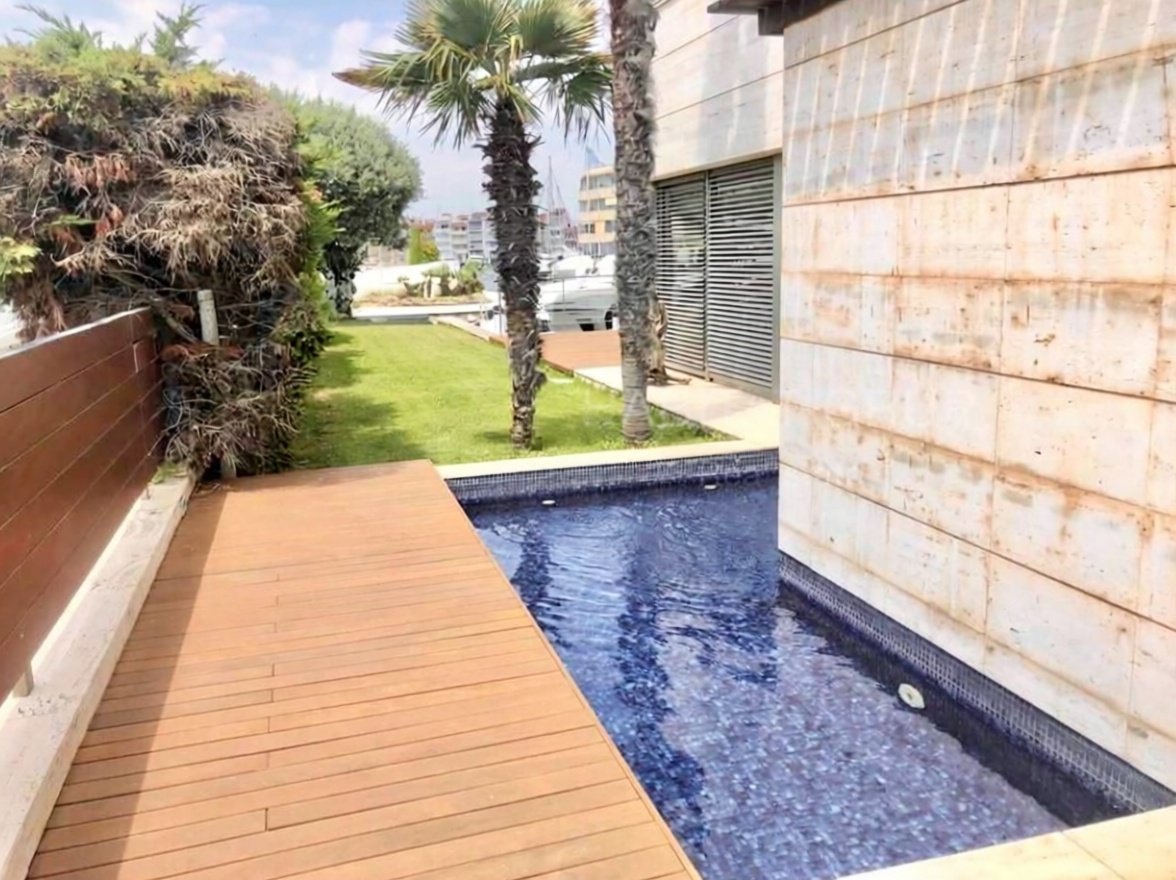 Chalé à venda com acesso direto à praia em Empuriabrava — Piscina