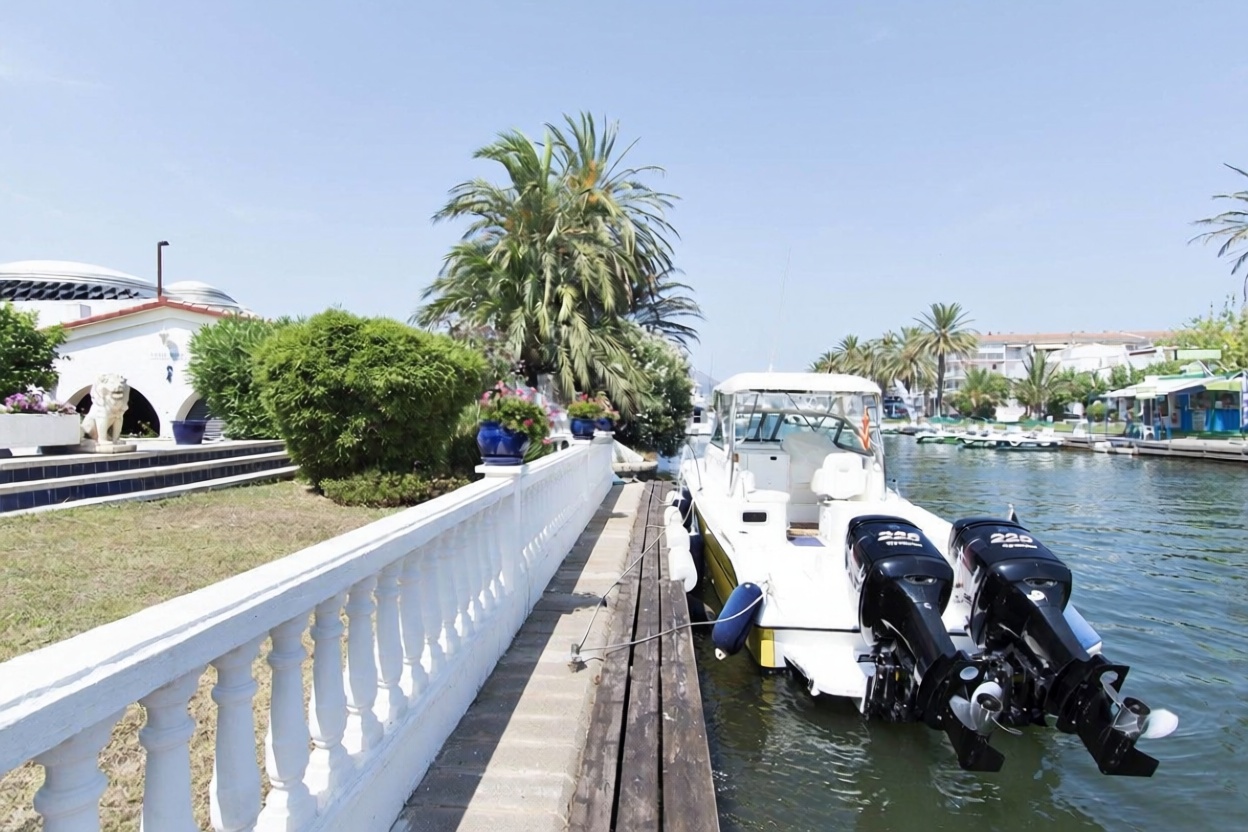 Chalé à venda com acesso direto à praia em Empuriabrava