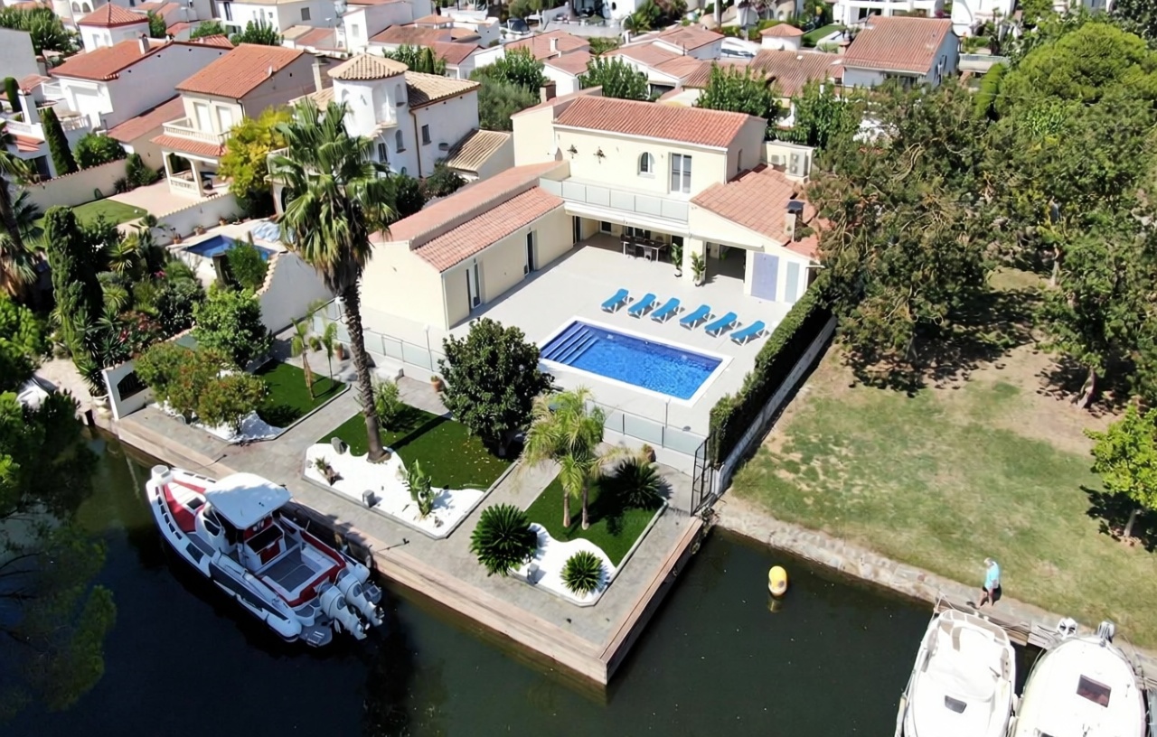 Chalé à venda com acesso direto à praia em Empuriabrava — Aérea