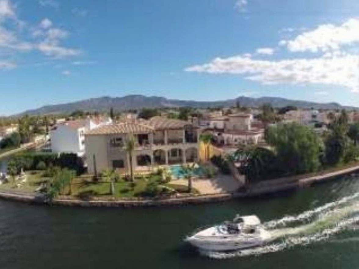 Chalé à venda com acesso direto à praia em Empuriabrava — Aérea