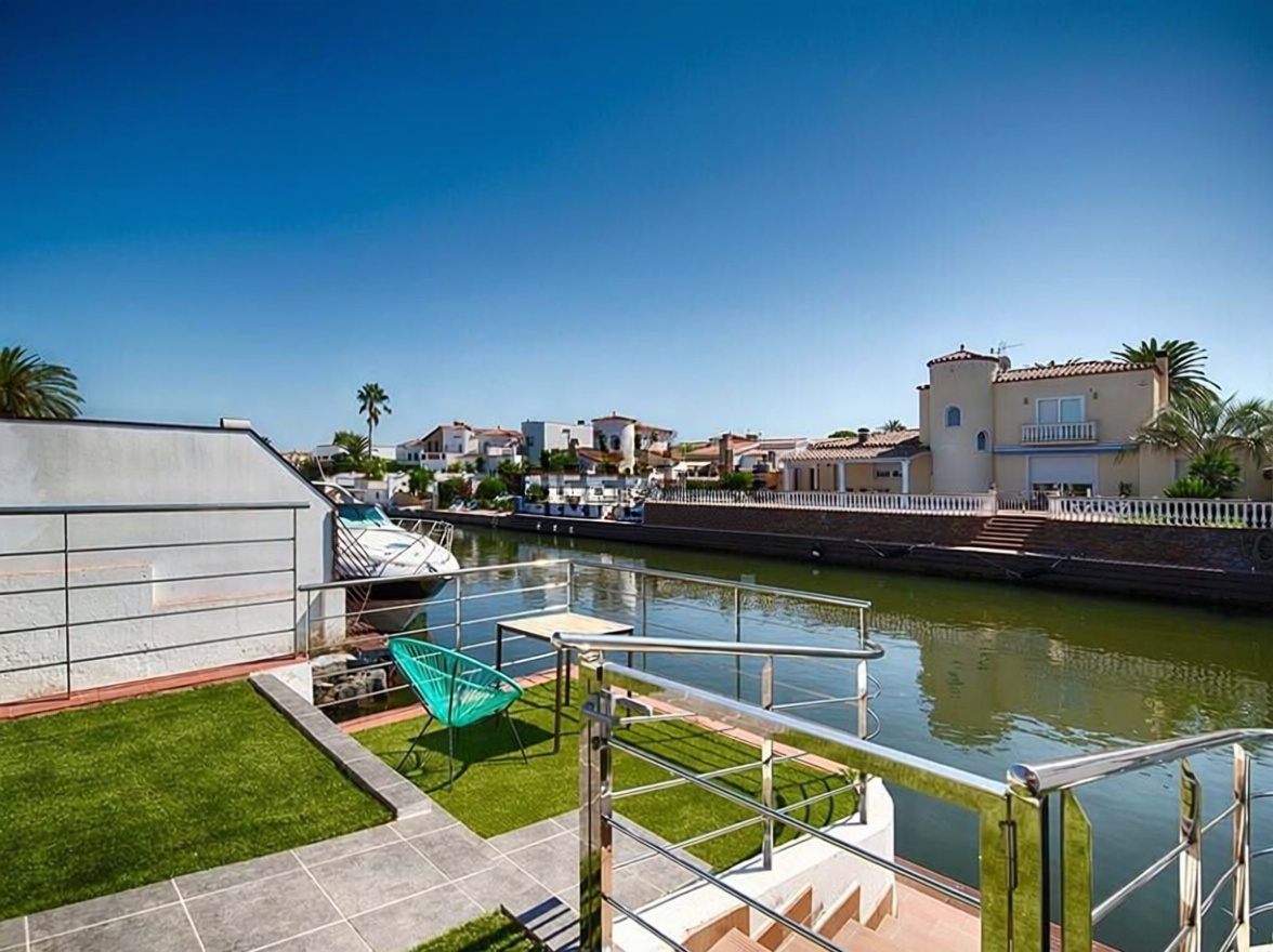 Chalet à vendre avec accès direct à la plage à Empuriabrava — Vue mer
