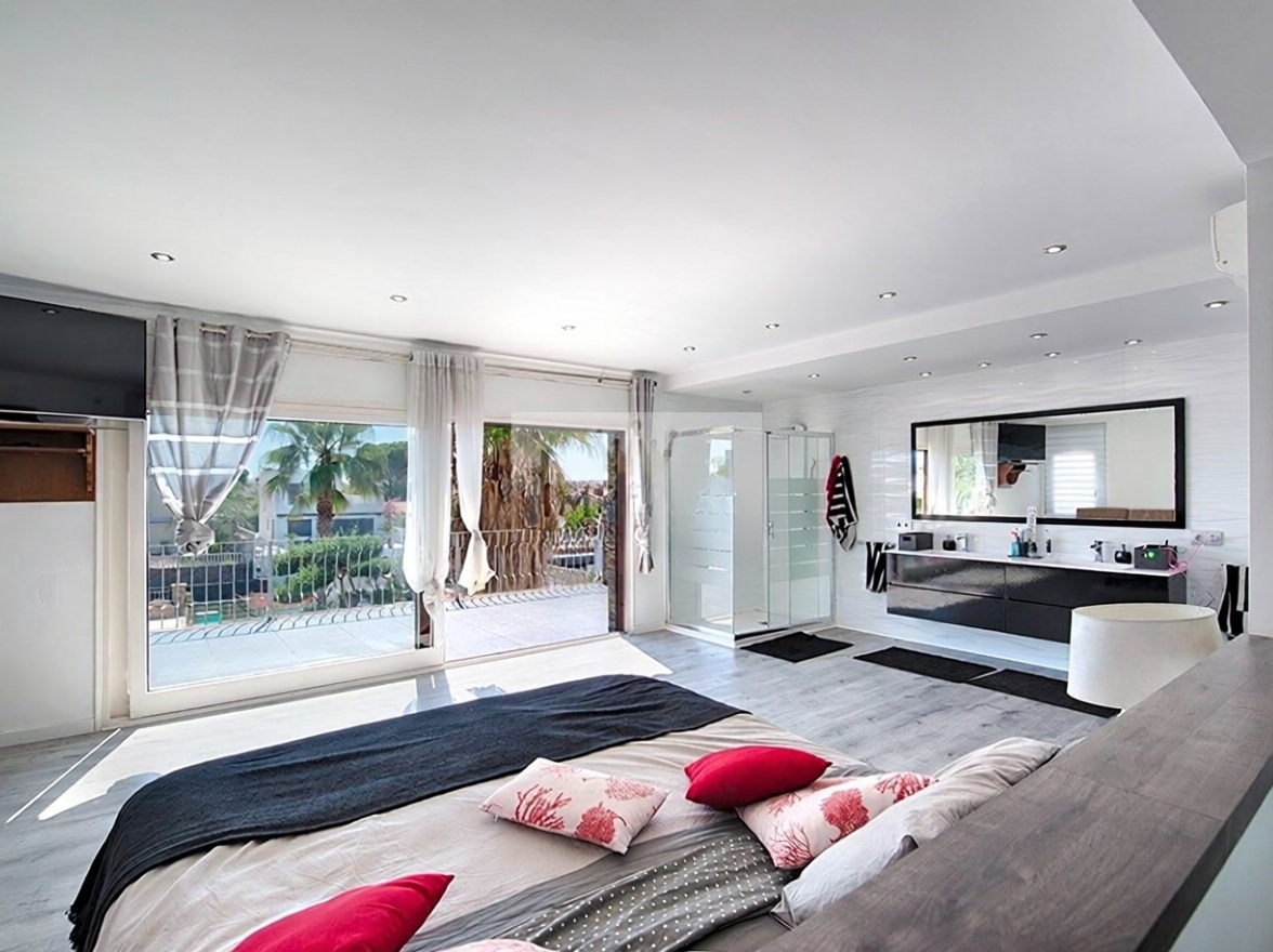 Chalet à vendre avec accès direct à la plage à Empuriabrava — Chambre