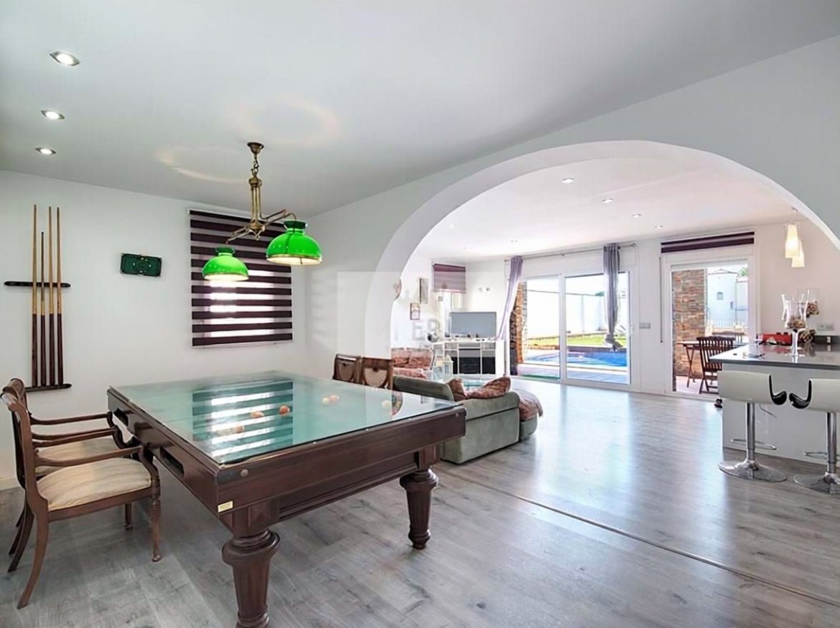 Chalet à vendre avec accès direct à la plage à Empuriabrava — Séjour