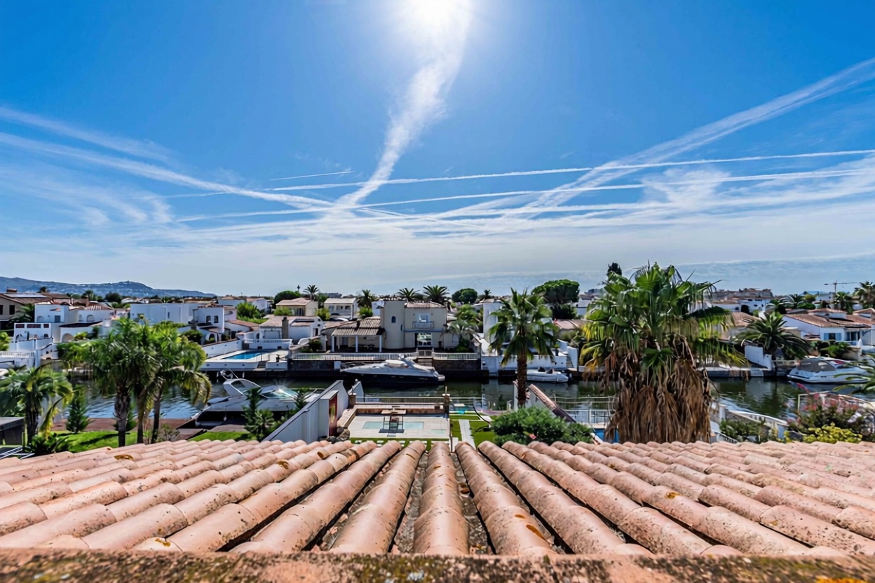 Chalé à venda com acesso direto à praia em Empuriabrava — Vista mar