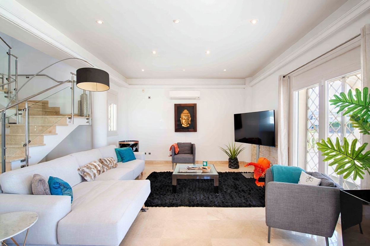 Chalet en venta con acceso directo a la playa en Santa Margalida — Salón