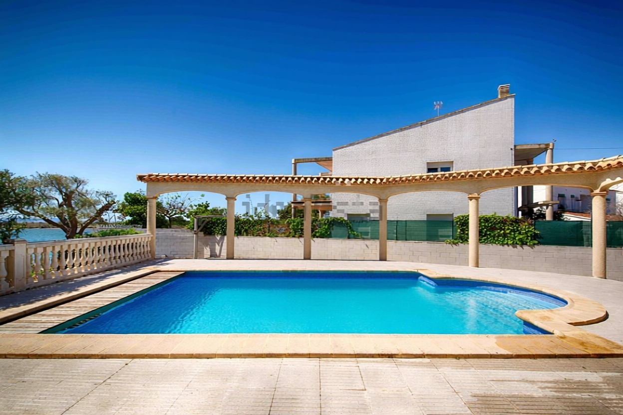 Chalet en venta con acceso directo a la playa en Santa Margalida — Vista mar