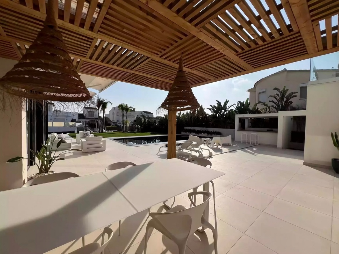 Chalet for sale with direct beach access in Empuriabrava — Sea view