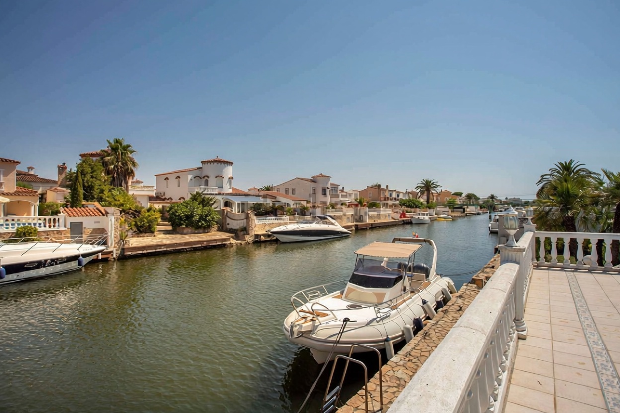 Chalet zum Verkauf mit direktem Strandzugang in Empuriabrava — Meerblick