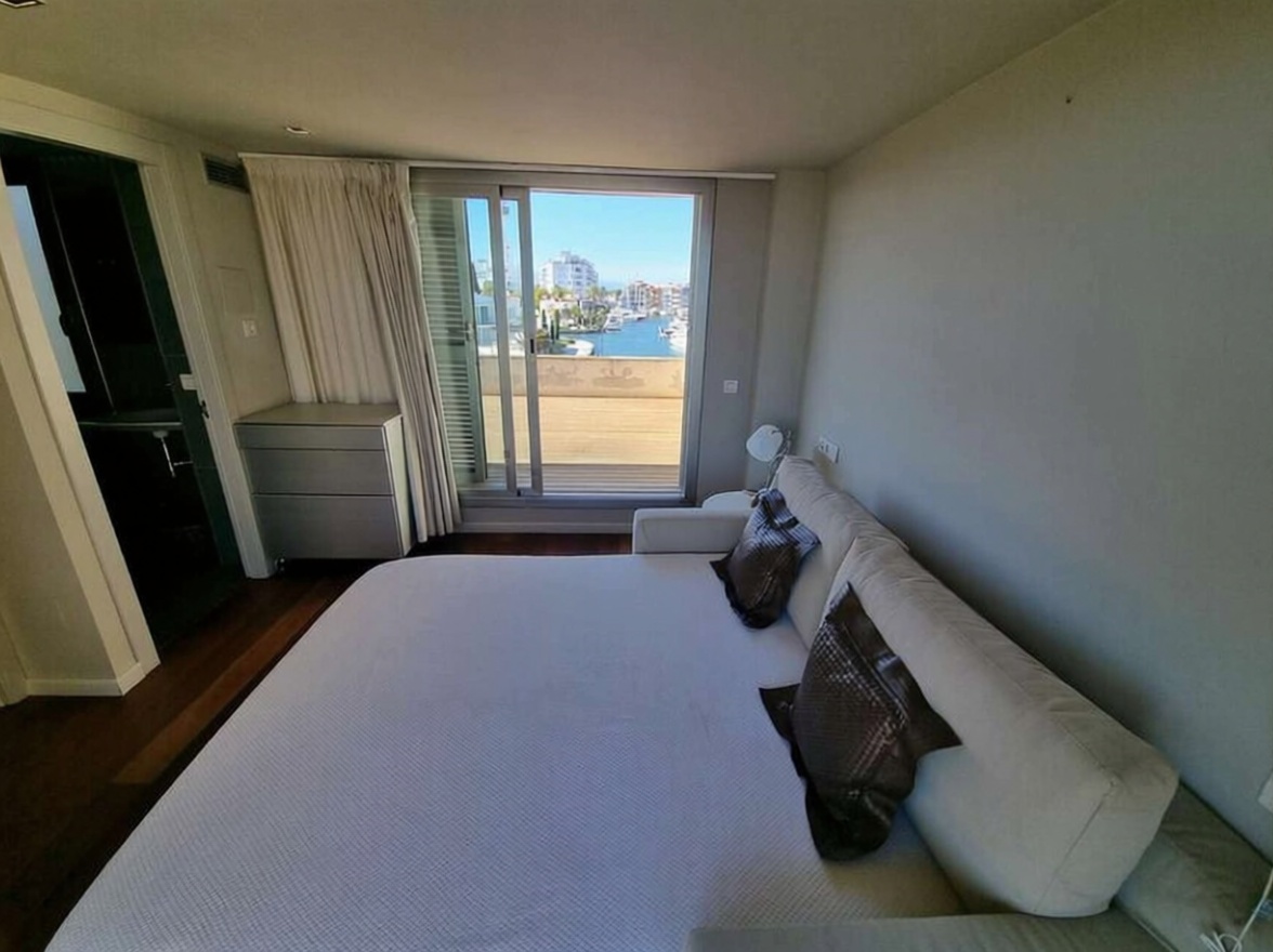 Chalet à vendre avec accès direct à la plage à Empuriabrava — Chambre