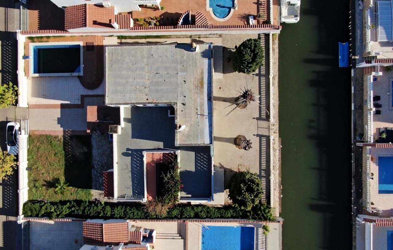 Chalé à venda com acesso direto à praia em Empuriabrava — Aérea
