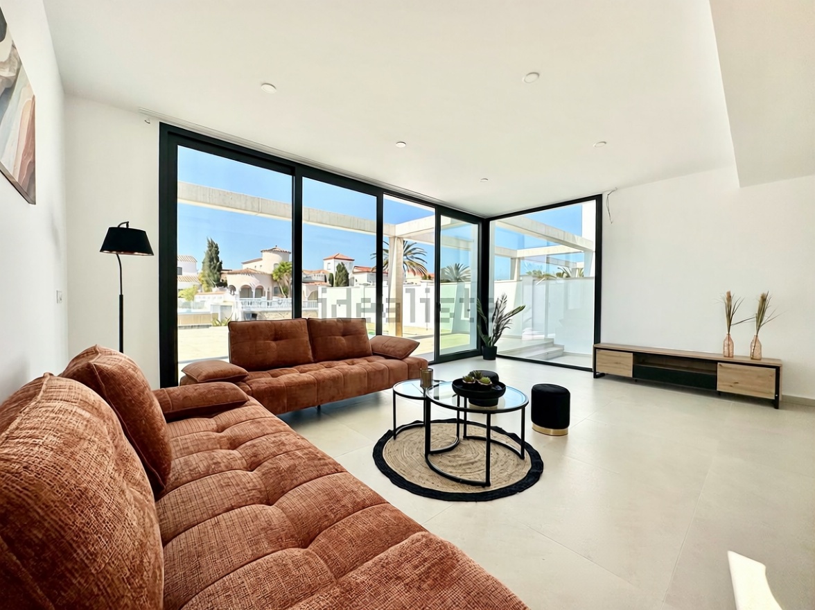 Chalet zum Verkauf mit direktem Strandzugang in Empuriabrava — Wohnzimmer