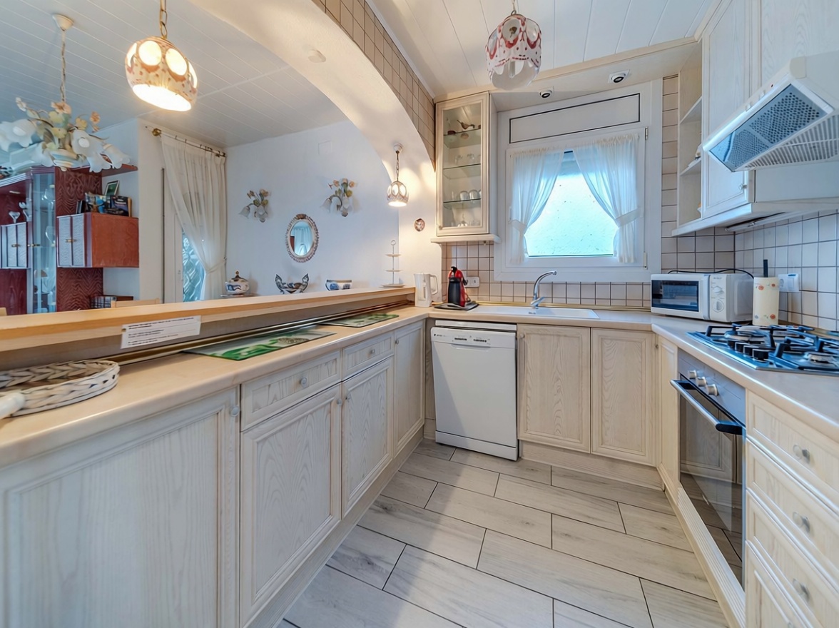 Chalet for sale with direct beach access in Empuriabrava — Kitchen