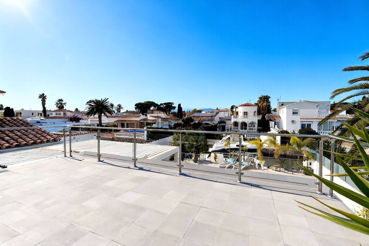 Chalé à venda com acesso direto à praia em Empuriabrava — Terraço mar