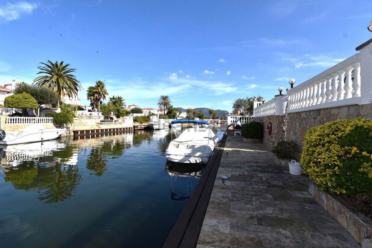 Chalé à venda com acesso direto à praia em Empuriabrava