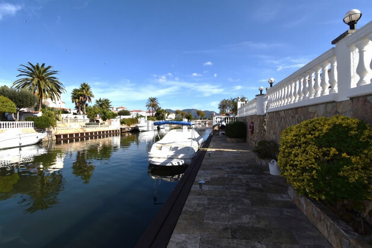 Chalé à venda com acesso direto à praia em Empuriabrava — Vista mar